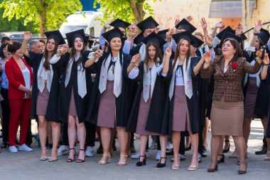 30 Mayıs 2023 Beltsy, Moldova. Resimli editör kullanımı için. Okuldaki sırayla mezun olanlar.