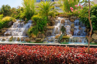 6 Ağustos 2023 Marmaris Turkey. Resimli editör kullanımı için. Şelale ve deniz kızı heykeli