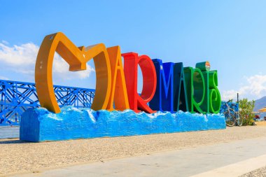 6 Ağustos 2023 Marmaris Turkey. Resimli editör kullanımı için. Şehir merkezinde Marmaris yazıtları var.