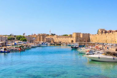 7 Ağustos 2023 Rodos Yunanistan. Resimli editör kullanımı için. Limandaki tekneler, arka plan.