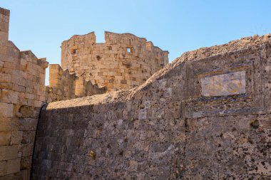 7 Ağustos 2023 Rodos Yunanistan. Resimli editör kullanımı için. Eski bir kalenin kuleleri, arka plan