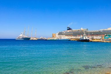 7 Ağustos 2023 Rodos Yunanistan. Resimli editör kullanımı için. Yolcu portu, arkaplan