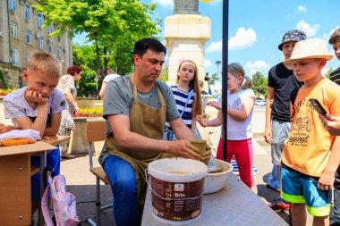 1 Haziran 2022 Beltsy, Moldova. Resimli editör kullanımı için. Çocuklar eğitici yaratıcılık ile ilgilenirler.