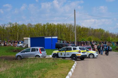 1 Mayıs 2022 Beltsy, Moldova. Resimli editör kullanımı için. İnsanlar cenaze günlerinde mezarlığa giderler.