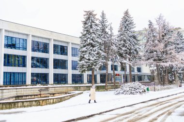 21 Kasım 2022 Beltsy, Moldova. Resimli editör kullanımı için. Şehirde kar yağarken.