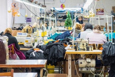 11 Ocak 2023 Beltsy, Moldova. Resimli editör kullanımı için. Bir giyim fabrikasında dikiş atölyesi.