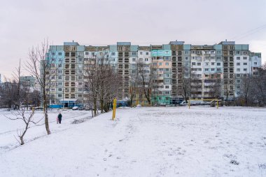 31 Ocak 2023 Beltsy, Moldova. Resimli editör kullanımı için. Şehirde kar yağarken.