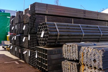 30 Mart 2023 Chisinau Moldova. Resimli editör kullanımı için. Metal borular