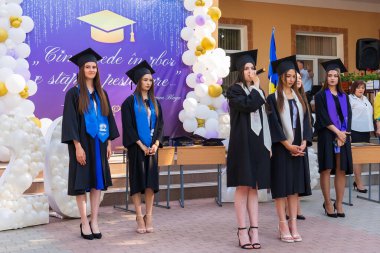 30 Mayıs 2023 Beltsy, Moldova. Resimli editör kullanımı için. Okuldaki sırayla mezun olanlar.