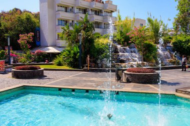 6 Ağustos 2023 Marmaris Turkey. Resimli editör kullanımı için. Güzel çeşmeler ve şelaleler, sıcak bir günde turistler arasında popüler bir yer.