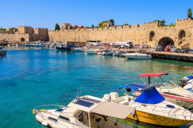 7 Ağustos 2023 Rodos Yunanistan. Resimli editör kullanımı için. Limandaki tekneler, arka plan.