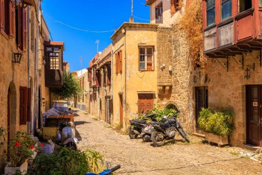 7 Ağustos 2023 Rodos Yunanistan. Resimli editör kullanımı için. Eski şehrin dar sokakları, arka plan