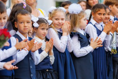 1 Eylül 2023 Balti Moldova. Okulda törensel kutlama hattı. Bilgi Günü 'nde. Okula dönelim. Sadece yazı işleri için.