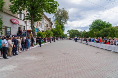 22 Mayıs 2022 Beltsy, Moldova. Resimli editör kullanımı için. Geçit törenindeki insanlar Şehir Günü 'ne adanmış.
