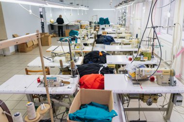 11 Ocak 2023 Beltsy, Moldova. Resimli editör kullanımı için. Bir giyim fabrikasında dikiş atölyesi.