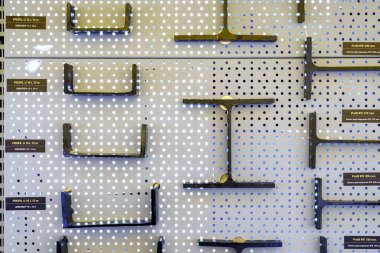 30 Mart 2023 Chisinau Moldova. Resimli editör kullanımı için. Ağır endüstriyel bitki ürünlerinin metal örneklerinin yanında durun.