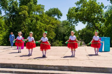 1 Haziran 2023 Beltsy, Moldova. Resimli editör kullanımı için. Şehirde dans eden çocuklar
