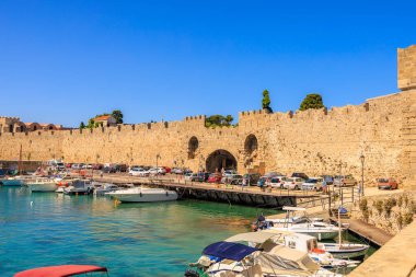 7 Ağustos 2023 Rodos Yunanistan. Resimli editör kullanımı için. Limandaki tekneler, arka plan.