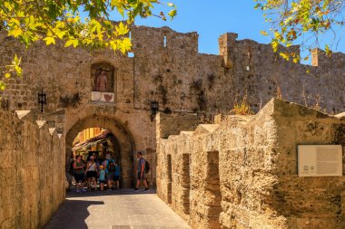 7 Ağustos 2023 Rodos Yunanistan. Resimli editör kullanımı için. Eski şehrin kemerli girişi, arka plan