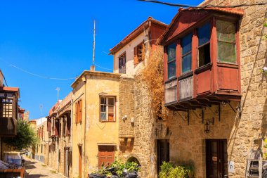 7 Ağustos 2023 Rodos Yunanistan. Resimli editör kullanımı için. Eski şehrin dar sokakları, arka plan