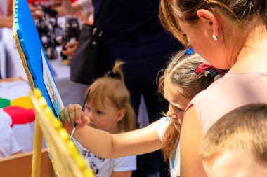 1 Haziran 2022 Beltsy, Moldova. Resimli editör kullanımı için. Çocuklar eğitici yaratıcılık ile ilgilenirler.