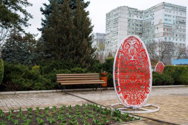 8 Nisan 2023 Beltsy, Moldova. Resimli editör kullanımı için. Paskalya Şehir Dekorasyonu