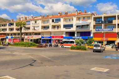 6 Ağustos 2023 Marmaris Turkey. Resimli editör kullanımı için. Dükkanları olan sokak