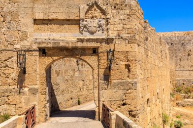 7 Ağustos 2023 Rodos Yunanistan. Resimli editör kullanımı için. Eski şehrin kemerli girişi, arka plan