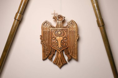 5 Aralık 2023 Balti Moldova. Tahtadan oyulmuş Moldova Cumhuriyeti 'nin amblemi. Alışılmadık bir hobi. Editör kullanımı için