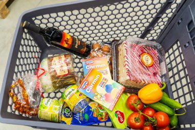 13 Nisan 2023 Beltsy, Moldova. Resimli editör kullanımı için. Paskalya için market sepeti.