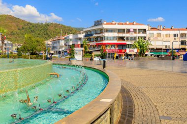 6 Ağustos 2023 Marmaris Turkey. Resimli editör kullanımı için. Şehir çeşmesi sıcakta dinlenmek için popüler bir yerdir.