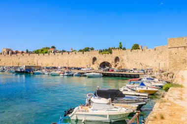 7 Ağustos 2023 Rodos Yunanistan. Resimli editör kullanımı için. Limandaki tekneler, arka plan.