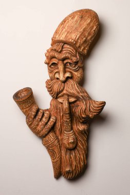 5 Aralık 2023 Balti Moldova. Kök plastiği tarzında dekoratif ahşap oyma heykelleri. Dikey görüntü. Alışılmadık bir hobi..