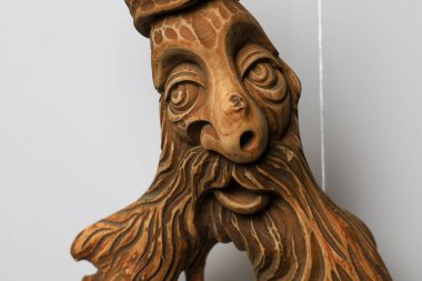 5 Aralık 2023 Balti Moldova. Kök plastiği tarzında dekoratif ahşap oyma heykelleri. Arka plan. Yakın plan. Alışılmadık bir hobi..