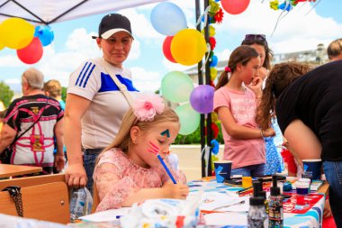 1 Haziran 2022 Beltsy, Moldova. Resimli editör kullanımı için. Çocuklar eğitici yaratıcılık ile ilgilenirler.