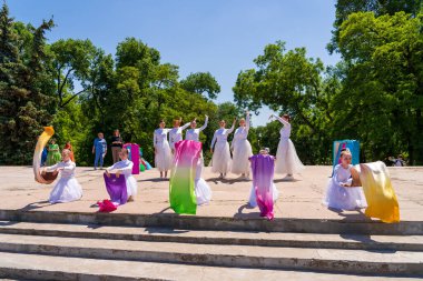 1 Haziran 2023 Beltsy, Moldova. Resimli editör kullanımı için. Şehirde dans eden çocuklar