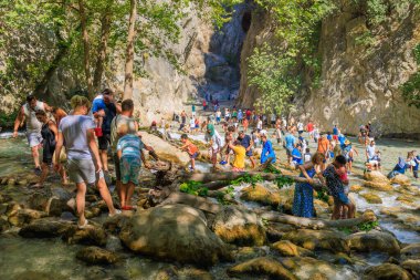 11 Ağustos 2023 Saklikent Kanyonu Türkiye. Resimli editör kullanımı için. Ülkedeki en büyük kanyon. Turistler için popüler bir yer. Ana doğal cazibe..