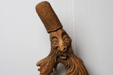 5 Aralık 2023 Balti Moldova. Kök plastiği tarzında dekoratif ahşap oyma heykelleri. Arka plan. Yakın plan. Alışılmadık bir hobi..