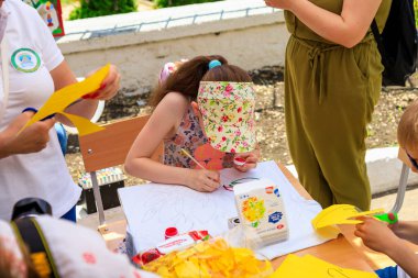 1 Haziran 2022 Beltsy, Moldova. Resimli editör kullanımı için. Çocuklar eğitici yaratıcılık ile ilgilenirler.