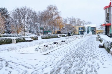 21 Kasım 2022 Beltsy, Moldova. Resimli editör kullanımı için. Şehirde kar yağarken.