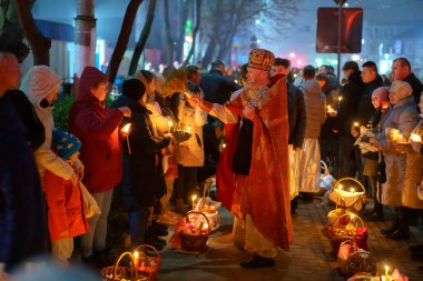 16 Nisan 2023 Beltsy, Moldova. Resimli editör kullanımı için. Paskalya 'da kilisede insanlar