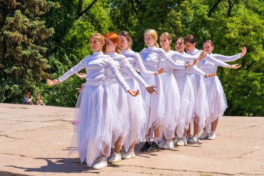 1 Haziran 2023 Beltsy, Moldova. Resimli editör kullanımı için. Şehirde dans eden çocuklar