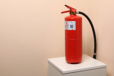 5 Aralık 2023 Balti Moldova. Yangın söndürücü tezgahta. Yangın güvenliği kontrolü. Seçici odaklı arkaplan ve metin için alanı kopyala