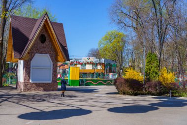 15 Nisan 2022 Beltsy, Moldova. Resimli editör kullanımı için. Şehirde ilkbahar