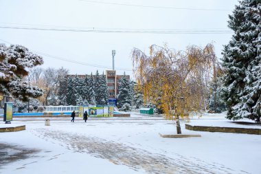 21 Kasım 2022 Beltsy, Moldova. Resimli editör kullanımı için. Şehirde kar yağarken.