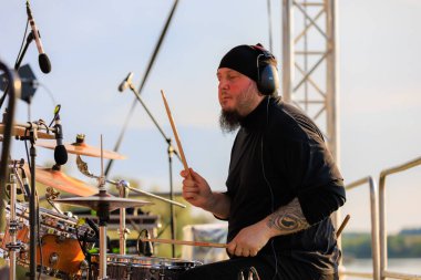 12 Haziran 2022 Duruitoara Moldova. Resimli editör kullanımı için. Halk müziğinin açık etkinliğinde müzisyenler