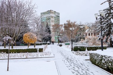 21 Kasım 2022 Beltsy, Moldova. Resimli editör kullanımı için. Şehirde kar yağarken.