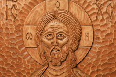 5 Aralık 2023 Balti Moldova. İkona şeklinde oyulmuş ahşap resim. Alışılmadık bir hobi. İllüstrasyon Editörü.