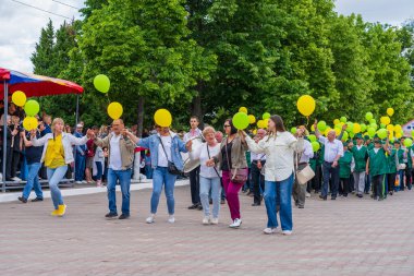 22 Mayıs 2022 Beltsy, Moldova. Resimli editör kullanımı için. Geçit törenindeki insanlar Şehir Günü 'ne adanmış.