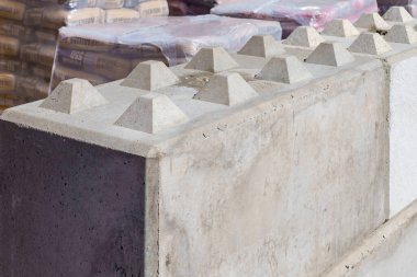 30 Mart 2023 Chisinau Moldova. Resimli editör kullanımı için. Yapıcı prensibi olan beton bloklar